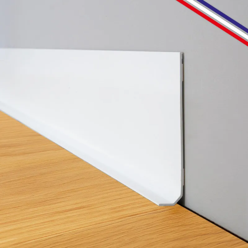 Plinthe décorative en PVC, facile à découper et à poser. Blanche.
