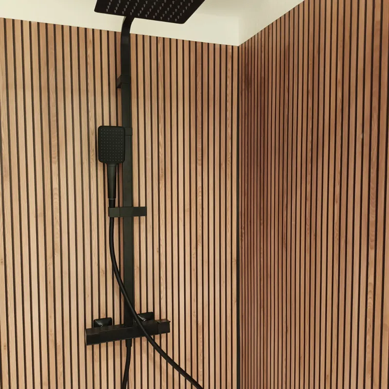Panneau mural de douche Japandi - Effet bois rainuré naturel | 99DECO