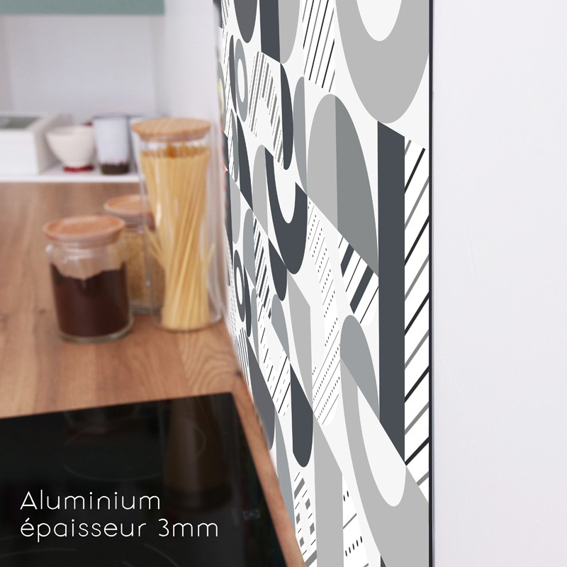Un profil discret pour cette crédence cuisine en aluminium composite Un profil discret pour cette crédence cuisine en aluminium composite