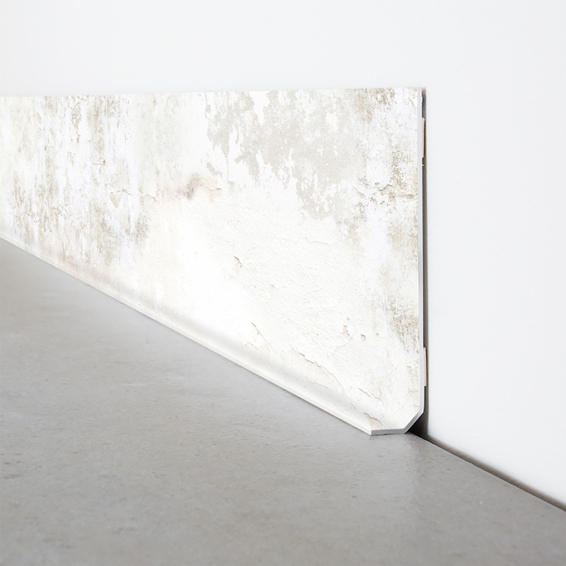 Plinthe adhésive en PVC, style industriel grâce à son effet mur décrépi